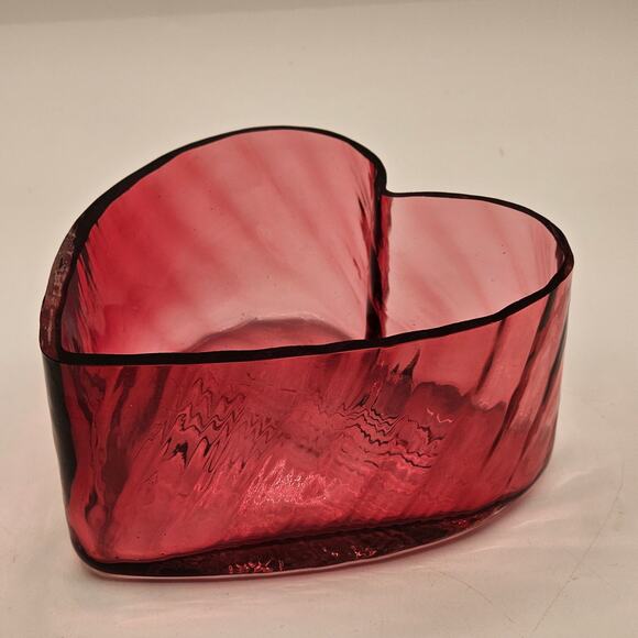Hand-Blown Cranberry Glass Heart Bowl – Vintage Pilgrim Jewelry Trinket Dish - Picture 4 of 6